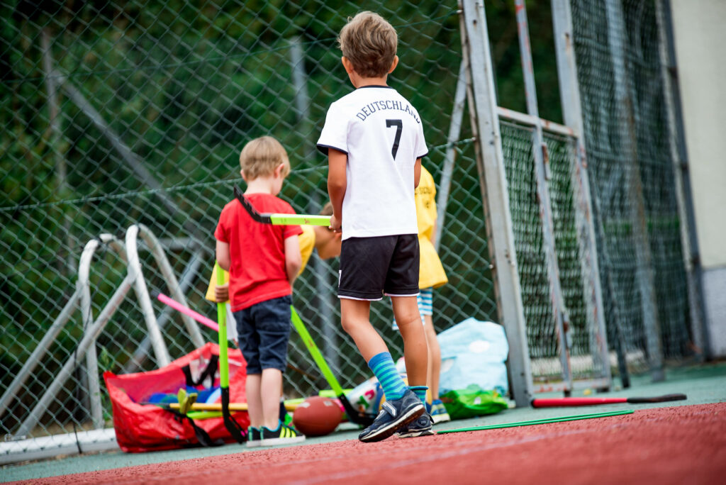 Hockey spielen im Feriencamp